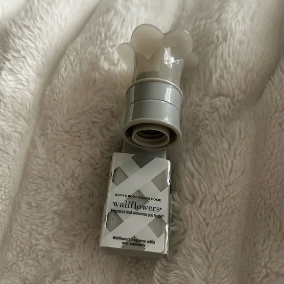 NWT- Bath & Body Works Wallflowers Plug - Picture 2 of 3